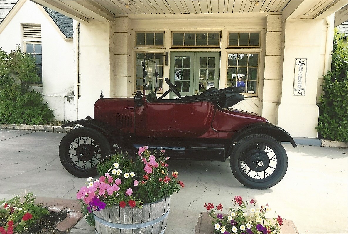 >Larry and Robin 1922 Roadster